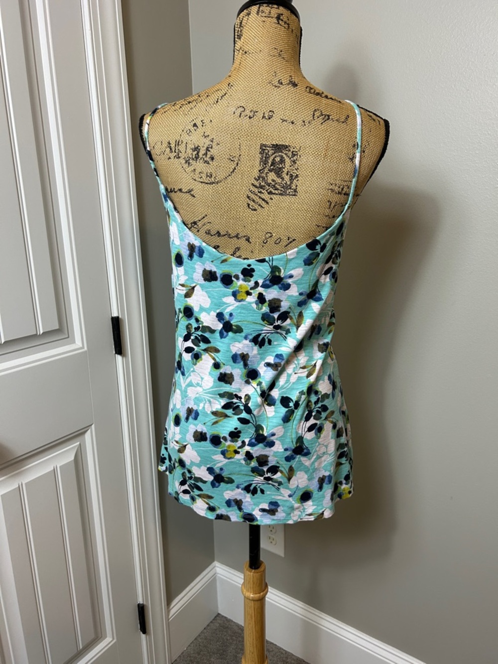 Tommy Bahama 
Tropical top - Picture 2 of 4